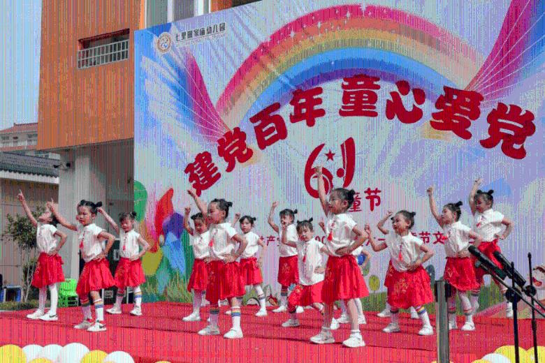 云南开远，一家三口被困，特警三次冲进火场